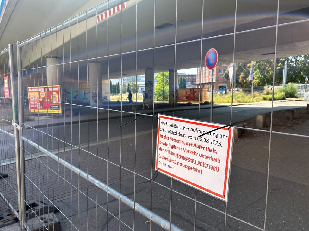 Situation an der Halberstädter Straße: Trotz Absperrungen und Lebensgefahr laufen immer wieder Fußgänger unter der Brücke. Auch Radfahrer beseitigen die Zäune häufig, um hindurch zu fahren.