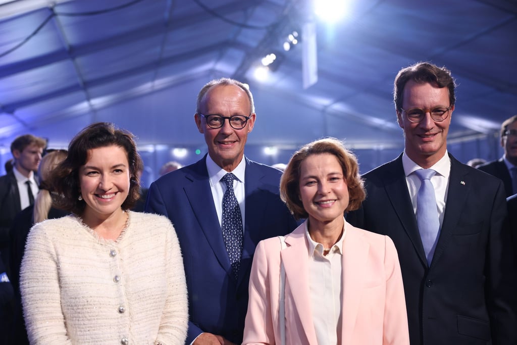 Bundeskanzler Friedrich Merz und NRW-Ministerpräsident Hendrik Wüst haben den Supercomputer „Jupiter“ in Jülich in Betrieb genommen.