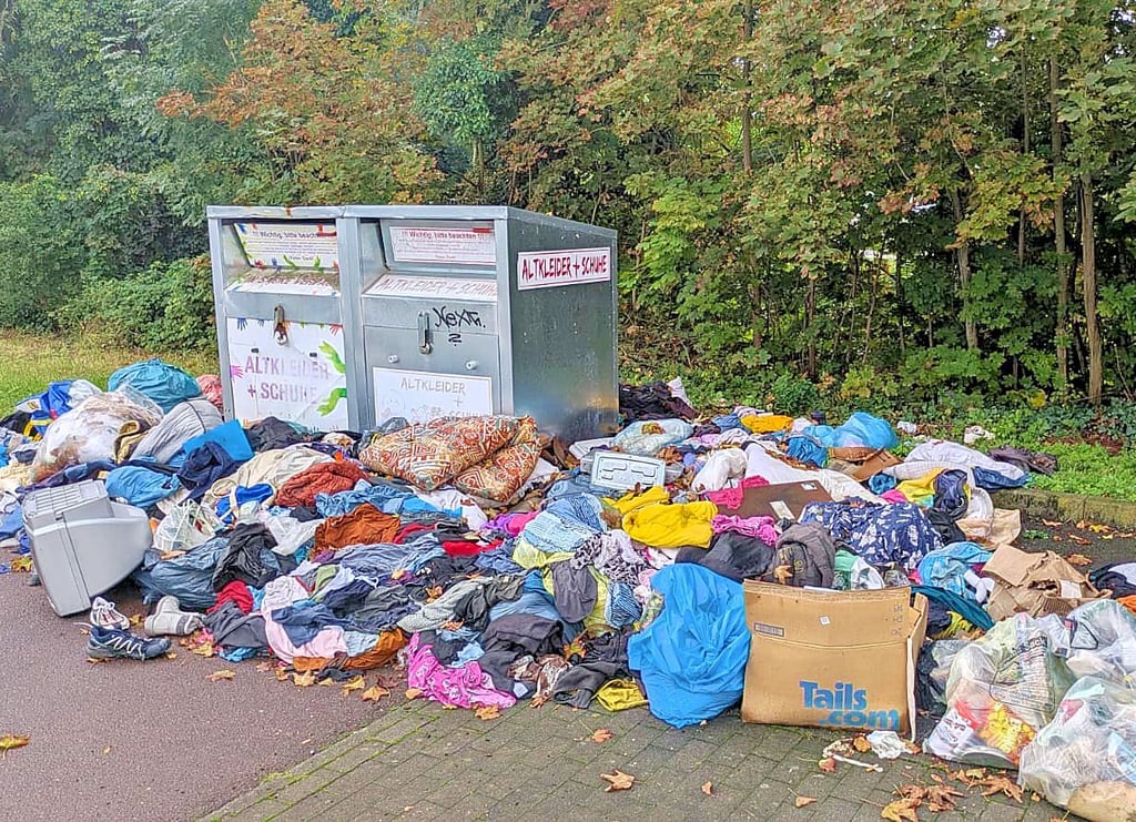 Nicht nur Kleidung war hier zu finden, auch alte Toaster und sogar ein Fernseher wurden illegal entsorgt.