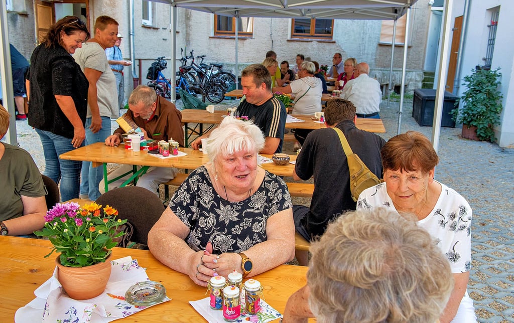 Im neu gepflasterten Hof der Herberge zur Heimat kamen zum Sommerfest Bewohner, ehrenamtliche Helfer und Unterstützer ins Gespräch. Mit dabei auch die ehemalige langjährige Leiterin Marianne Vogt (Mitte).