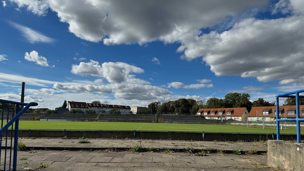 Dunkle Wolken ziehen über dem Heinrich-Germer-Stadion in Magdeburg auf. Die Sportstätte ist sanierungsbedürftig. Doch der Stadt fehlt das Geld.