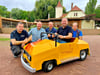 Das Miniauto ist nun an den Tiergarten Bernburg übergeben worden. Lackiert wurde es bei der Lackiererei von Johannes Wengorz (v.l.). Über die Übergabe freuten sich auch Citymanager Roger Warthemann, BFG-Geschäftsführer Thomas Gruschka, Tiergartenleiter Andreas Filz und Peter Dähne (vorn), technischer Bereichsleiter bei der BFG. 