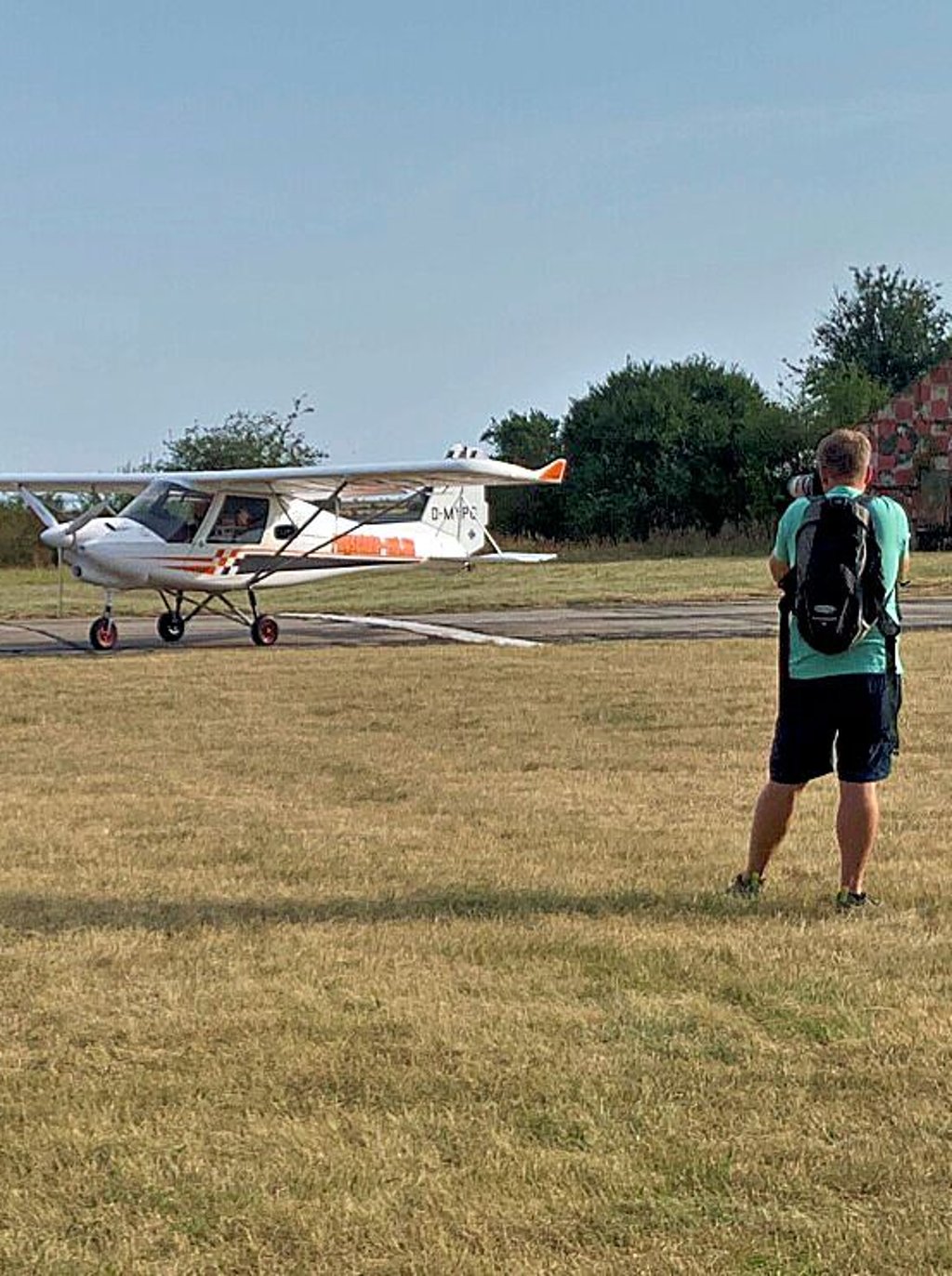 Eine Ikarus C42C der Flugschule-MD landet beim Flugplatzfest 2024 in Köthen.