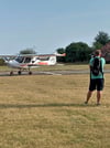 Eine Ikarus C42C der Flugschule-MD landet beim Flugplatzfest 2024 in Köthen.