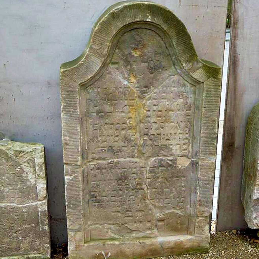 Die Inschrift eines Grabsteins auf dem jüdischen Friedhof in Wörlitz ist nicht mehr zu entziffern.