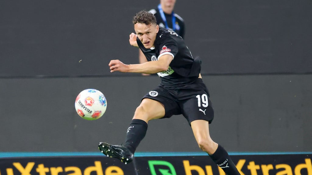 Erstmal ein merkwürdiger Anblick für die FCM-Fans: Martijn Kaars im Trikot des FC St. Pauli.