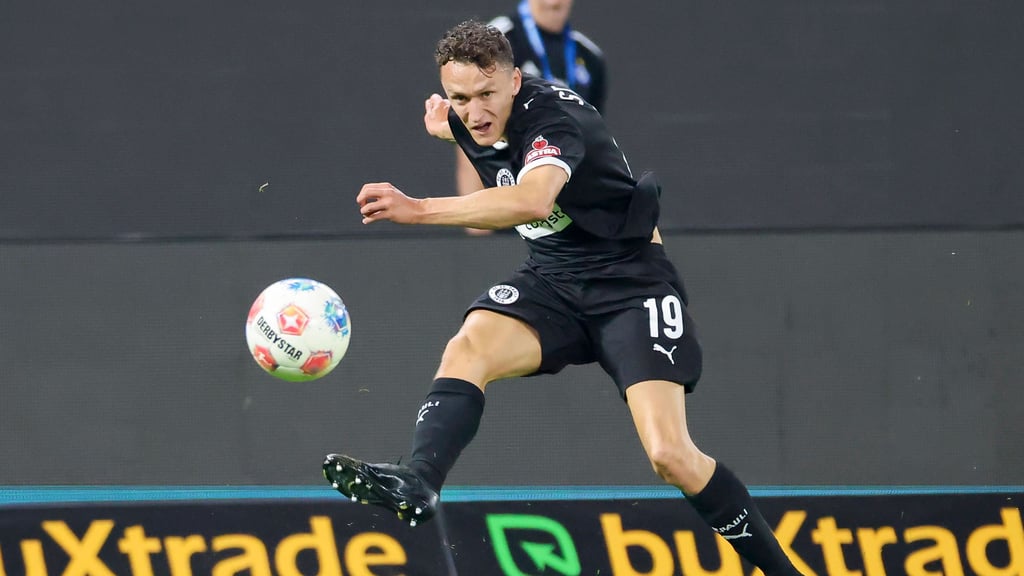 Erstmal ein merkwürdiger Anblick für die FCM-Fans: Martijn Kaars im Trikot des FC St. Pauli.