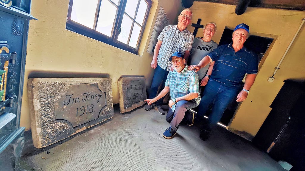 Manfred Stern, Lothar Meyer, Wolfgang Haase (v.li.) und Hilmar Burghardt (vorn) haben die Steintafeln beim Abriss der Kupferkammer-Bleihütte gerettet und nun aufgearbeitet und im Schaustollen des Mansfeld-Museums ausgestellt.