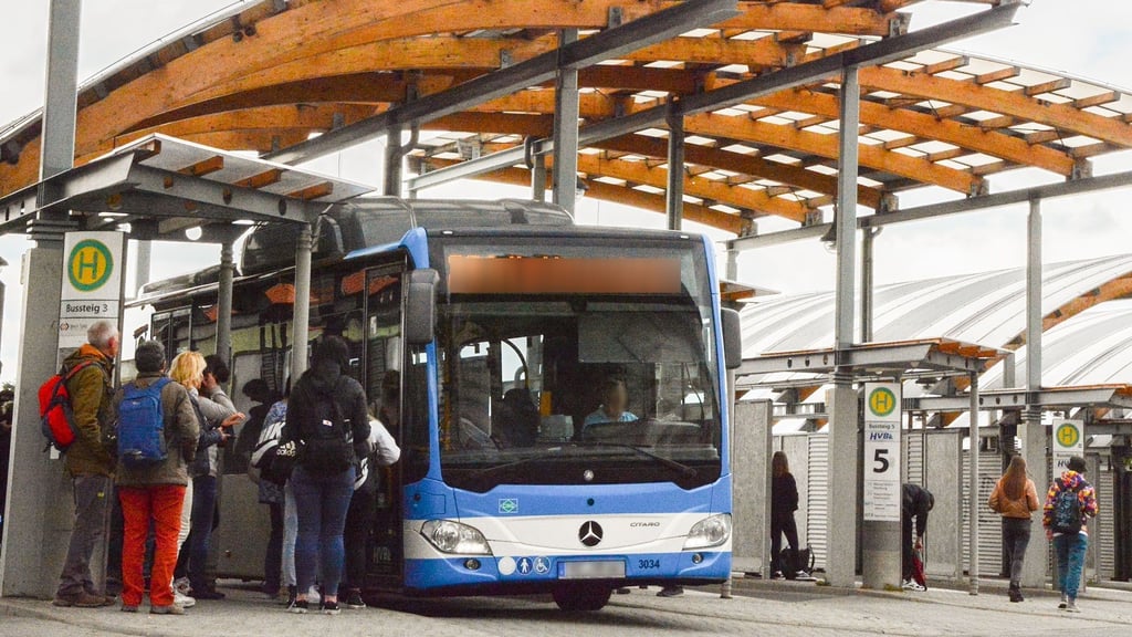 Nach einem Unfall mit einem Linienbus in Wernigerode drohen dem Fahrer harte Konsequenzen, weil er möglicherweise unter Drogeneinfluss unterwegs war.
