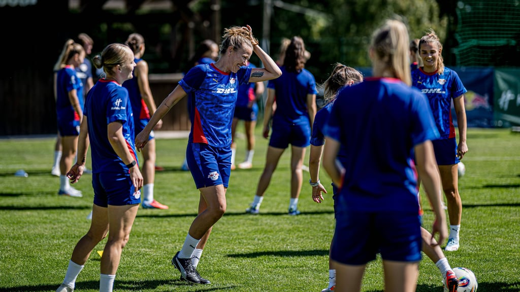 Im Trainingslager kickte Viola Odebrecht auch mal mit.