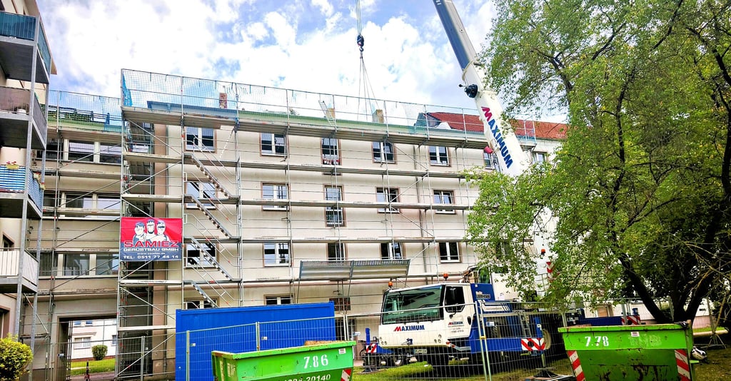 In der Straße des Friedens haben die Sanierungsarbeiten begonnen.