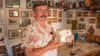 Hobbyhistoriker Werner Ackermann aus Bottmersdorf zeigt seine historischen Schätze. Hier ist es die originale Bilddruckplatte vom Besuch des Nikita Chruschtschow in der Börde.