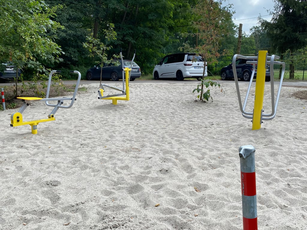 Drei neue utdoor-Fitness-Geräte stehen vor der Sportanlage des SV Lok Jerichow.