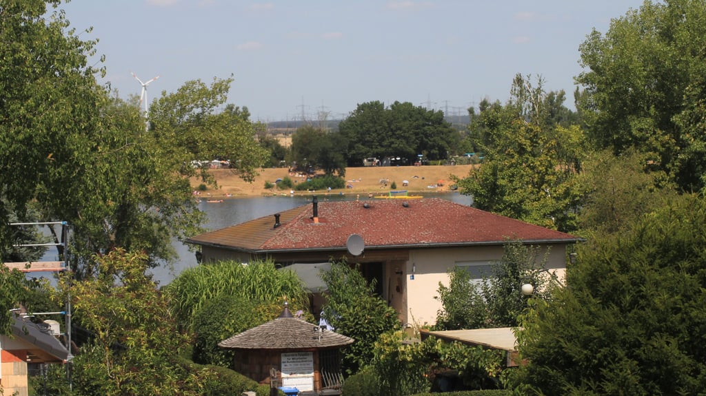 Das Baden am Jersleber See soll nur am Strand des Camping- und Erholungs-Resorts am Nordufer möglich sein. Doch die Bewohner der Bungslowsiedlung am Südufer gingen auf die Barrikaden. Nun soll die betreffende Satzung erneut überarbeitet werden.