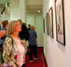 Zahlreiche Besucher kamen zur Ausstellungseröffnung im Theater. 