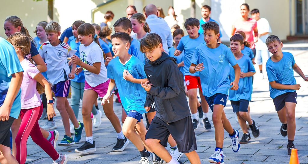 Beim Sponsorenlauf am Domgymnasium Merseburg gingen zunächst die Fünftklässler an den Start.