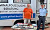 Polizei berät: Kriminalhauptmeister Fred Brehmeier und der Sicherheitstechnische Berater Tobias Trabitz (v.l.)  erklären in Jessen, welche klassischen Fehler Verbrechern das Leben einfach macht. 