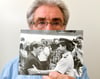 Pilot Heinz-Dieter Kallbach zeigt ein Foto vom 23.10.1989, das ihn und die damalige Bürgermeisterin von Stölln zeigt. Kallbach war dort gerade mit einer ausrangierten IL-62 auf einer 850 Meter langen Grasbahn gelandet.