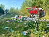 Ganze Säcke voll Müll stapeln sich am Neustädter See in Magdeburg unweit vom Strandparx-Gelände. 