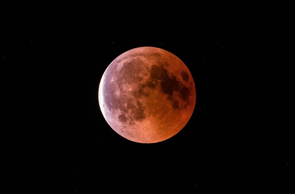 Während einer Mondfinsternis erscheint der Erdtrabant in rötlich-bräunlichen Tönen. (Archivbild)