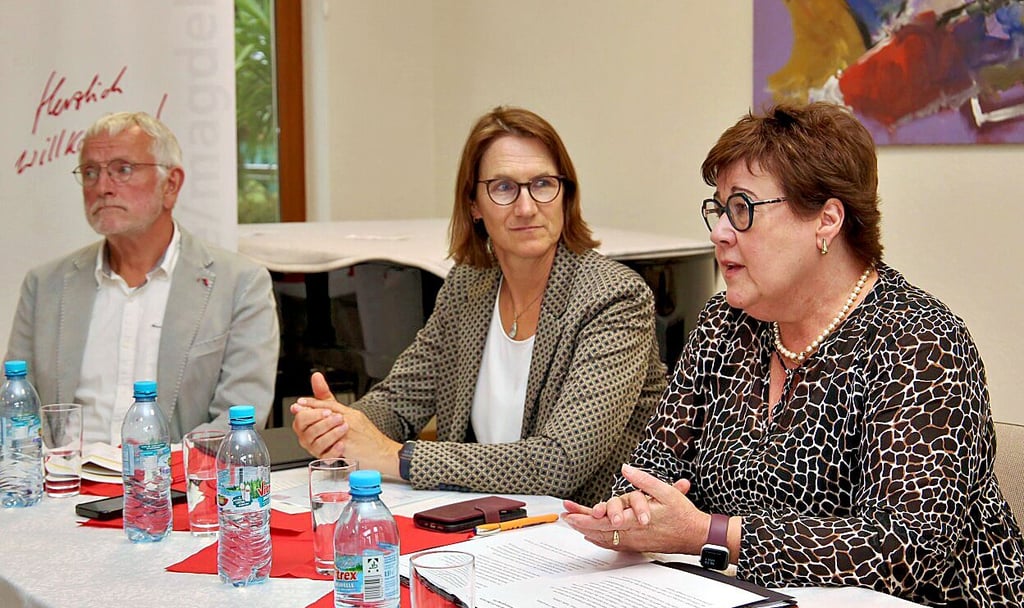 Burkhard John (v.l.), Franziska Kersten und Petra Grimm-Benne bei der Diskussionsrunde über die medizinische Versorgung im Salzlandkreis.