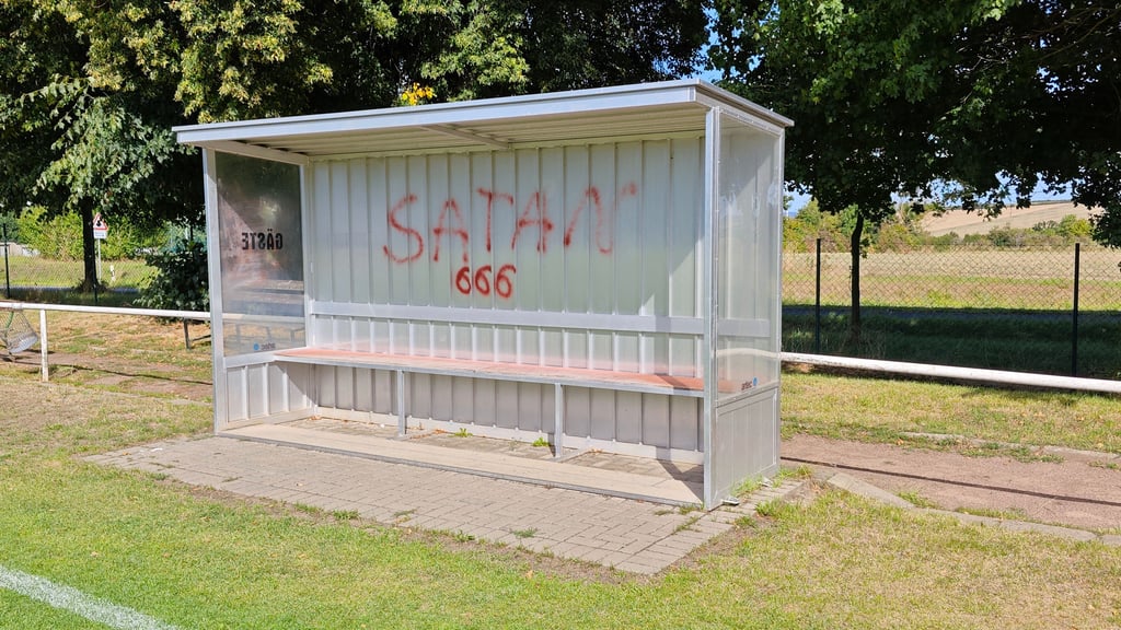 Der Sportplatz des SV Allstedt wurde mit satanistischen und rechtsextremen Symbolen beschädigt. Eine der beschmierten Spielerkabinen am Waldsportplatz in Allstedt.