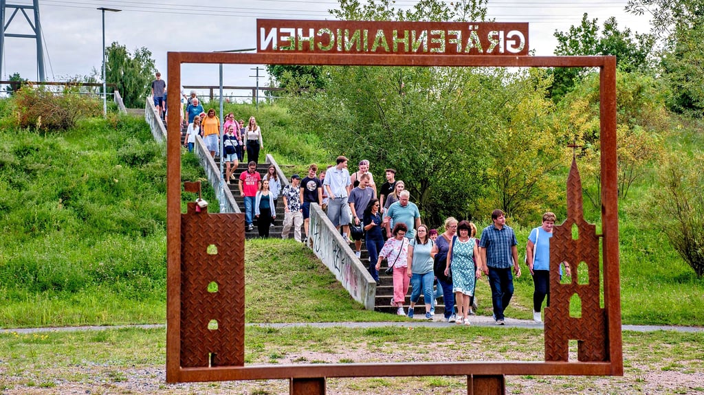 Gemeinsam gehen die Akteure vom Kunstpfad am Gremminer See von der Gremminer Brücke ab.