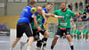 Eine Szene aus der Vorsaison: Hier setzt sich Frank Seifert gegen zwei Glauchauer Spieler durch, links Chris Hoffmann. Der HCA will erneut gewinnen. 