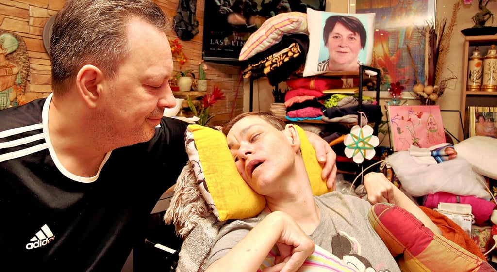 Karsten Flügel kümmert sich rund um die Uhr aufopferungsvoll und mit großer Herzlichkeit um seine von Geburt an schwerstbehinderte Schwester Kerstin. Der Krankenpfleger hat dafür seinen Job aufgegeben und kämpft nun für die Rechte der von Geburt an Schwerstbehinderten.