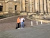 Birgit Pitschmann mit ihrer Mutter Waltraud Leiding vor dem Bundesverfassungsgericht in Leipzig. 