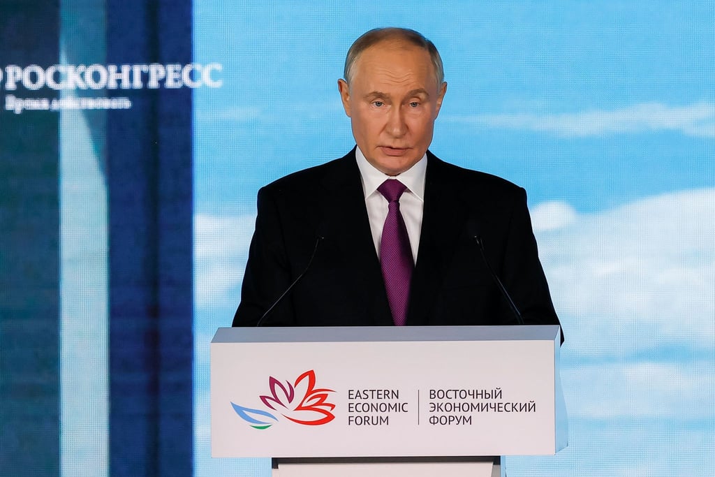 Putin bei einem Auftritt auf dem Wirtschaftsforum in Wladiwostok (Archivbild)