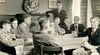 Schüler sitzen  im Vereinszimmer des Schülerturnvereins Friesen. Die Bild entstand um 1930.