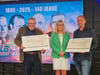 Liebscher Bau und Familie Koennecke spenden für den Notfallfonds der Stadt Magdeburg: Seniorchef Hans-Joerg Koennecke (l.), Oberbürgermeisterin Simone Borris und Juniorchef Christopher Koennecke.