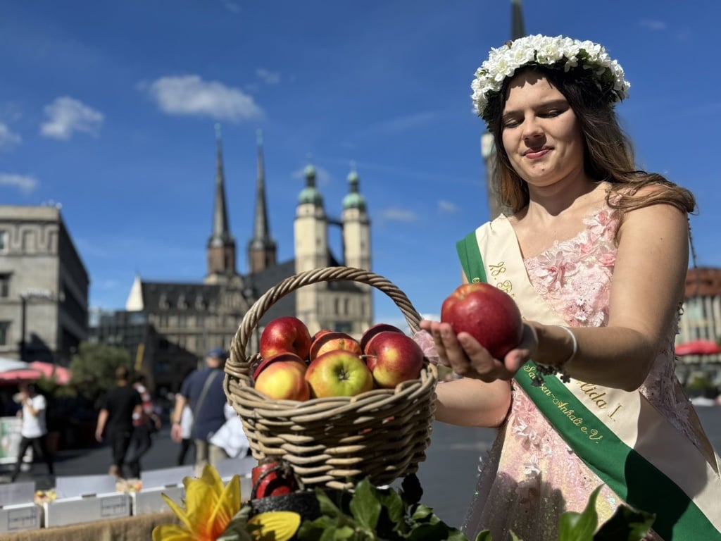 Apfelhoheit Alida I.: Die Blütenkönigin von Sachsen und Sachsen-Anhalt präsentiert zum Start der Erntesaison eine Auswahl an Apfelsorten.