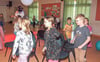 DJ Sharon Dunkel (hinten links mit Kamera) filmte die Diskokinder bei der Auftaktveranstaltung beim Stuhltanz.