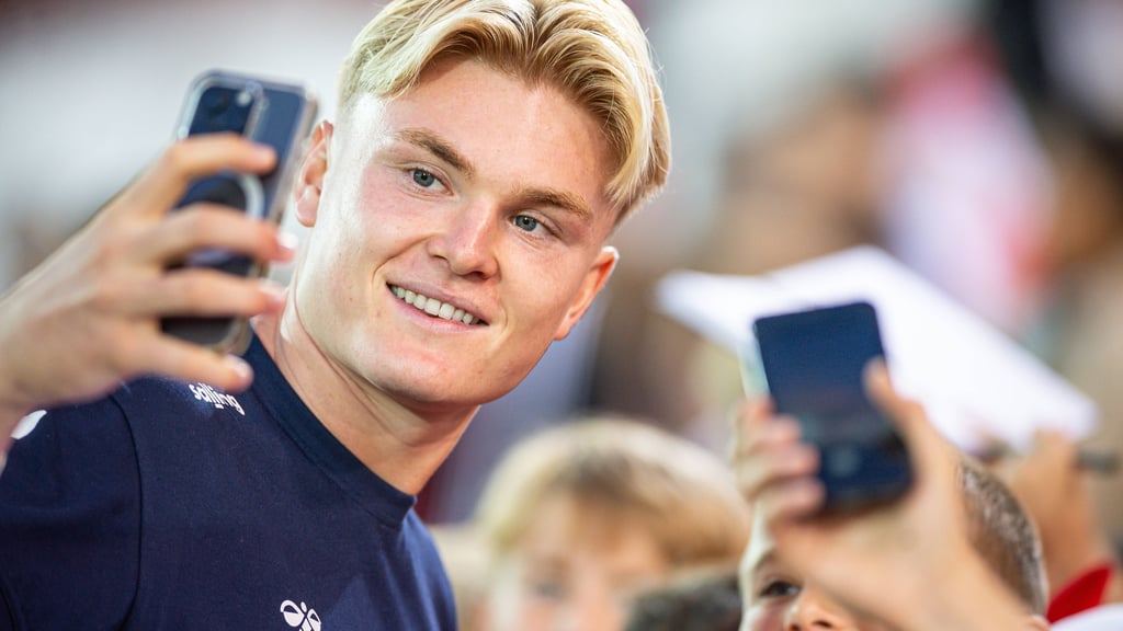 Conrad Harder ist gerade bei der dänischen Nationalmannschaft.