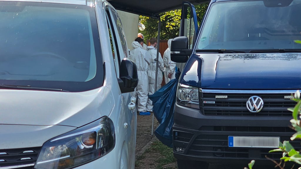 Kriminaltechniker und Ermittler sicherten am Donnerstag nach dem Fund eines toten Rentners in Merseburg Spuren. Jetzt gibt es erste Erkentnisse.