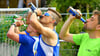 Die Teilnehmer müssen vor jeder der vier Runden eine Flasche Bier trinken und dürfen erst weiter laufen, wenn die Flasche leer ist.