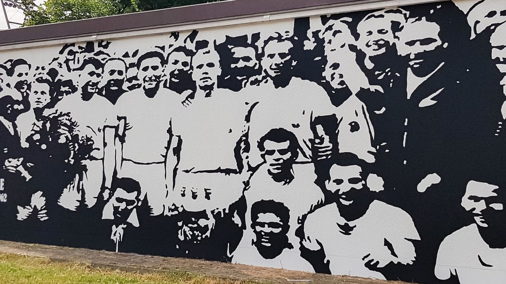Vor dem Leuna-Chemie-Stadion erinnert ein Wandbild an die Pokalsieger von 1962. Helmut WIlk ist unten im schwarzen Trikot mit weißem Kragen zu sehen.