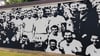 Vor dem Leuna-Chemie-Stadion erinnert ein Wandbild an die Pokalsieger von 1962. Helmut WIlk ist unten im schwarzen Trikot mit weißem Kragen zu sehen.