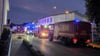 Feuerwehrfahrzeuge stehen vor dem Supermarkt.