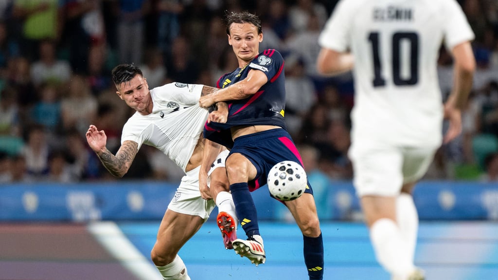 Ex-RB-Stürmer Benjamin Sesko(l.) im Duell mit Schwedens Hjalmar Ekdal