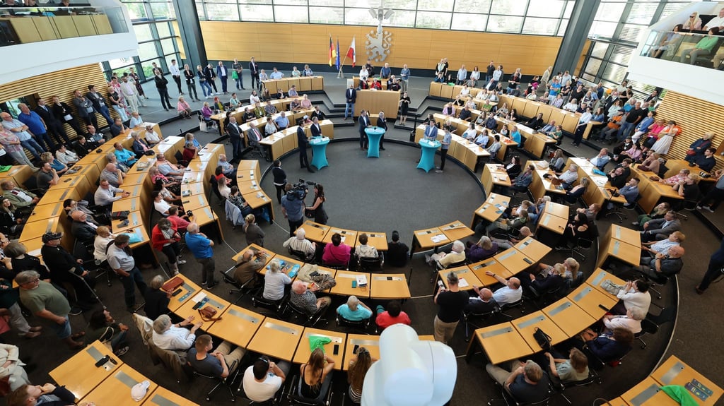 Zur Diskussionsrunde mit den Fraktionschefs war der Plenarsaal voll besetzt.