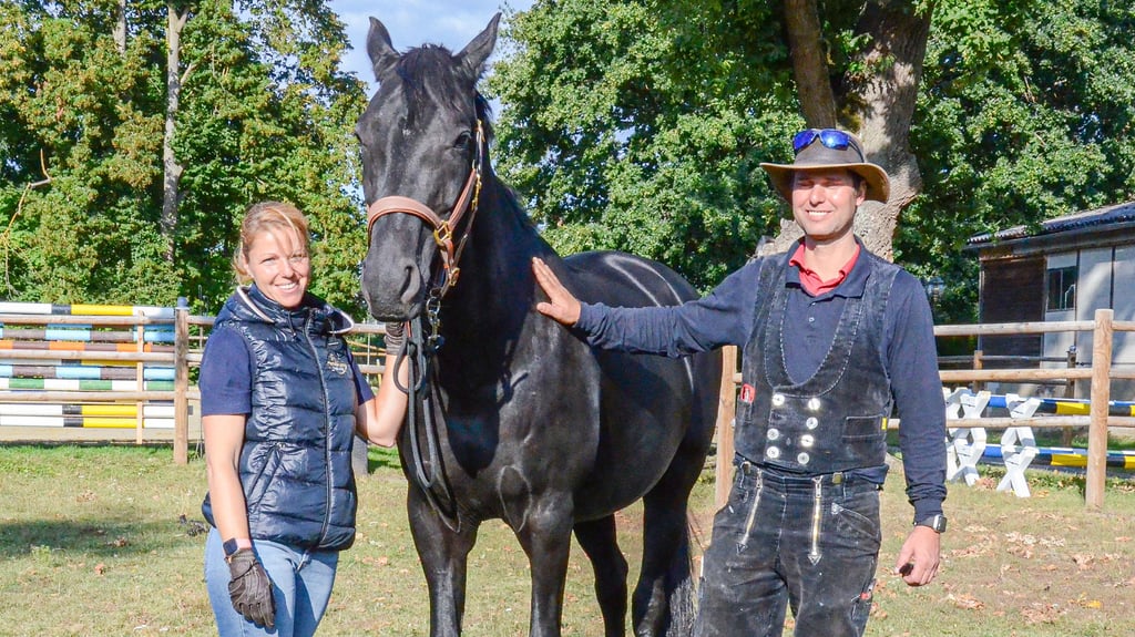 Svenja Schoof und David Zschumme mit ihrer Stute De La Luna. Sie betreibt den Therapie- und Pensionshof in Stöckheim und wird von ihrem Partner unterstützt.