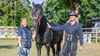 Svenja Schoof und David Zschumme mit ihrer Stute De La Luna. Sie betreibt  den Therapie- und Pensionshof in Stöckheim und wird von ihrem Partner unterstützt. 
