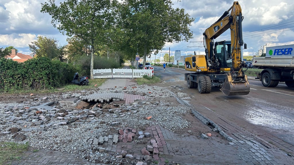 Auf dem August-Bebel-Damm kam es wegen eines Wasserrohrbruchs in Magdeburg zu einer Überschwemmung.