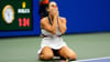 Aryna Sabalenka sackte nach dem Erfolg überglücklich auf den Boden.