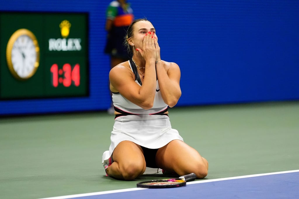 Aryna Sabalenka sackte nach dem Erfolg überglücklich auf den Boden.