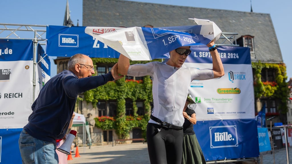 Die Startnummer 1 geht an den Sieger von 2024: Tom Holzmann - hier beim Zieleinlauf vorm Quedlinburger Rathaus. Er überraschte mit einem neuen Streckenrekord von 4:06:11 Stunden.