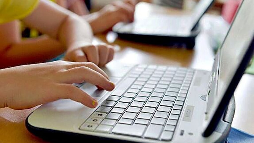 Schüler lernen den Umgang mit Laptops im Unterricht.